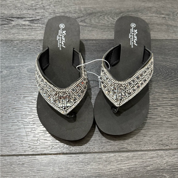 Shoes - BRAND NEW - Women’s Sandals with Small 1” Heel -Size 5.5